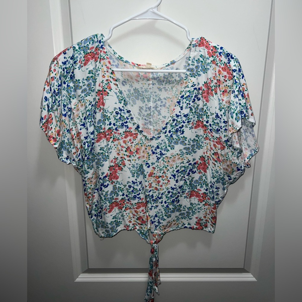 Large lightweight longer cropped top with a tie in the front.